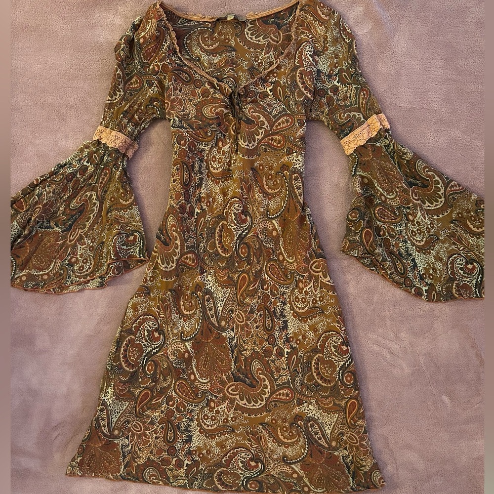 vintage 70s inspired bell sleeve dress
